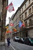 Швейцарские флаги соотечественника и города на старом окне дома Стоковое Изображение Швейцарские флаги соотечественника и города на старом окне дома Стоковое Изображение