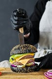 Шеф-повар варя сочный бургер Концепция варить черный cheeseburger Домодельный рецепт гамбургера стоковая фотография rf Шеф-повар варя сочный бургер Концепция варить черный cheeseburger Домодельный рецепт гамбургера стоковая фотография rf