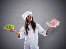 Шеф-повар нерешительный между свежими салатом или стейком мяса концепция вегетарианца стоковые фотографии rf Шеф-повар нерешительный между свежими салатом или стейком мяса концепция вегетарианца стоковые фотографии rf