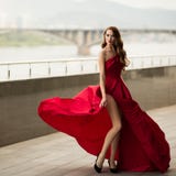 Шикарная элегантная женщина в красном выравниваясь платье стоковые изображения rf Шикарная элегантная женщина в красном выравниваясь платье стоковые изображения rf