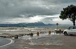 Шикарное озеро Garda в Италии окружило горами и бурными облаками стоковые фотографии rf Шикарное озеро Garda в Италии окружило горами и бурными облаками стоковые фотографии rf