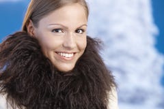шикарные наслаждаясь детеныши женщины зимы портрета стоковые фото шикарные наслаждаясь детеныши женщины зимы портрета стоковые фото