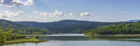Широкая панорама озера летом стоковые изображения Широкая панорама озера летом стоковые изображения