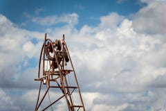 Шкив и кабель ствола шахты стоковое изображение rf Шкив и кабель ствола шахты стоковое изображение rf