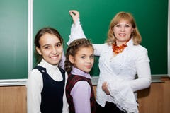 Школьницы и учитель на классн классном стоковые изображения rf Школьницы и учитель на классн классном стоковые изображения rf