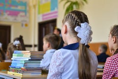 Школьники детей сидят на их столах в классе школы, начала учебного года, 1-ое сентября стоковое изображение Школьники детей сидят на их столах в классе школы, начала учебного года, 1-ое сентября стоковое изображение