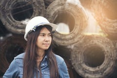 Шлем красивой носки инженера белый для работы безопасностью Концепция конструкции и инженерства стоковое изображение rf Шлем красивой носки инженера белый для работы безопасностью Концепция конструкции и инженерства стоковое изображение rf