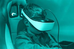 Шлемофон vr мальчика нося в центре виртуальной реальности стоковая фотография rf Шлемофон vr мальчика нося в центре виртуальной реальности стоковая фотография rf