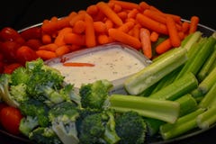 Шлихта ранчо сидя в середине подноса veggie стоковые фотографии rf Шлихта ранчо сидя в середине подноса veggie стоковые фотографии rf