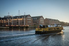 Шлюпка Puplic идя через гавань Копенгагена Позади вы можете увидеть Christianshavn Дания стоковое изображение rf Шлюпка Puplic идя через гавань Копенгагена Позади вы можете увидеть Christianshavn Дания стоковое изображение rf