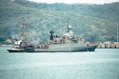 Шлюпка гужа поддерживает военно-морской флот Корвет HTMS Rattankosin королевский тайский стоковое фото rf Шлюпка гужа поддерживает военно-морской флот Корвет HTMS Rattankosin королевский тайский стоковое фото rf
