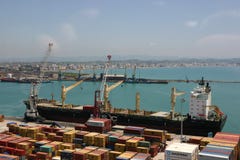 Шлюпка, краны и контейнеры для перевозок в Durres стоковая фотография rf Шлюпка, краны и контейнеры для перевозок в Durres стоковая фотография rf