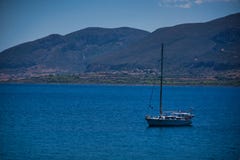 Шлюпка на море в Monemvassia стоковое изображение rf Шлюпка на море в Monemvassia стоковое изображение rf