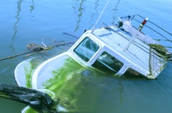 Шлюпка потонула в среднеземноморском Заполненный с водой Афиныы, Греция стоковые фото Шлюпка потонула в среднеземноморском Заполненный с водой Афиныы, Греция стоковые фото