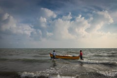Шлюпка рыболовов в море стоковая фотография rf Шлюпка рыболовов в море стоковая фотография rf