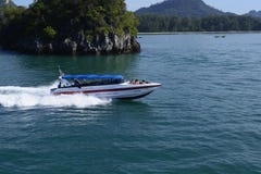Шлюпка скорости быстро проходя через море Andaman нося людей на празднике и каникулах стоковая фотография rf Шлюпка скорости быстро проходя через море Andaman нося людей на празднике и каникулах стоковая фотография rf