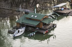 Шлюпка состыкованная к деревянному дому на Дунае стоковые изображения rf Шлюпка состыкованная к деревянному дому на Дунае стоковые изображения rf