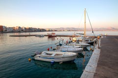 Шлюпки и яхты в первом солнце в Loutraki стоковая фотография rf Шлюпки и яхты в первом солнце в Loutraki стоковая фотография rf