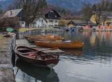 Шлюпки на кровоточенном озере стоковая фотография Шлюпки на кровоточенном озере стоковая фотография
