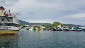 Шлюпки поставленные на якорь в гавани в Bitung Шлюпки поставленные на якорь в гавани в Bitung