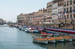 Шлюпки причалили в канале перед событием Сент-Луис биться стоковые фотографии rf Шлюпки причалили в канале перед событием Сент-Луис биться стоковые фотографии rf