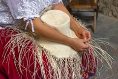 Шляпа Панамы сплетя в Cuenca, эквадоре стоковое изображение Шляпа Панамы сплетя в Cuenca, эквадоре стоковое изображение