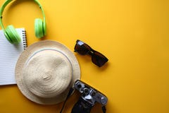 Шляпы, камеры, солнечные очки, наушники, музыка на желтой предпосылке стоковые изображения rf Шляпы, камеры, солнечные очки, наушники, музыка на желтой предпосылке стоковые изображения rf