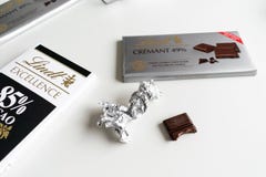 Шоколадный батончик Lindt Crémant 49%, высокий профессионализм, какао 85%, богатая темнота стоковая фотография Шоколадный батончик Lindt Crémant 49%, высокий профессионализм, какао 85%, богатая темнота стоковая фотография