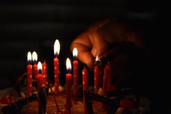 Шоколадный торт дня рождения со свечами стоковое фото Шоколадный торт дня рождения со свечами стоковое фото