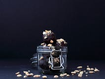 Шоколады Vegan в опарнике стоковое фото rf Шоколады Vegan в опарнике стоковое фото rf