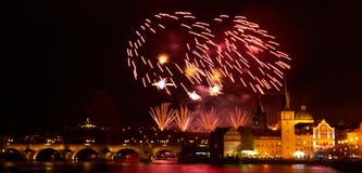 Шоу фейерверка 2019 Новых Годов над Прагой стоковое фото rf Шоу фейерверка 2019 Новых Годов над Прагой стоковое фото rf