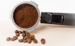 шпалоподбойка portafilter машины фильтра espresso кофе введенная землями следующей готовой утрамбованная нержавеющей сталью к стоковые изображения шпалоподбойка portafilter машины фильтра espresso кофе введенная землями следующей готовой утрамбованная нержавеющей сталью к стоковые изображения