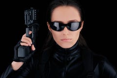 Шпионка женщины держа оружие стоковое изображение rf Шпионка женщины держа оружие стоковое изображение rf