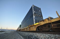 штабелированные крены контейнеров тренируют windfarm стоковые изображения штабелированные крены контейнеров тренируют windfarm стоковые изображения