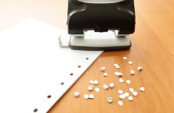 Штамповщик отверстия с бумагой и confetti стоковые изображения Штамповщик отверстия с бумагой и confetti стоковые изображения