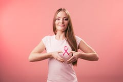 штемпель фондом находки дракой лечения рака молочной железы почтовый Женщина делая форму сердца на розовой ленте стоковые фотографии rf штемпель фондом находки дракой лечения рака молочной железы почтовый Женщина делая форму сердца на розовой ленте стоковые фотографии rf