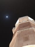 штендер победоносного с застенчивым небом луны вечером стоковое изображение rf штендер победоносного с застенчивым небом луны вечером стоковое изображение rf