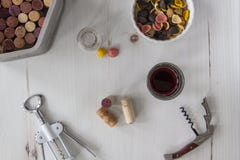 Штопоры с пробочками, вином и макаронными изделиями, наверху стоковые изображения rf Штопоры с пробочками, вином и макаронными изделиями, наверху стоковые изображения rf