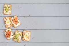 Шутихи с плавленым сыром и различными отбензиниваниями Закуски на серой таблице Здоровые закуски, взгляд сверху, плоское положени стоковые изображения Шутихи с плавленым сыром и различными отбензиниваниями Закуски на серой таблице Здоровые закуски, взгляд сверху, плоское положени стоковые изображения