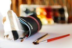 Щетки, краски и рисовальная бумага на белой предпосылке, схематические для художников и дизайнеров стоковое фото rf Щетки, краски и рисовальная бумага на белой предпосылке, схематические для художников и дизайнеров стоковое фото rf