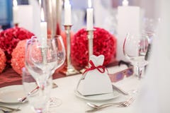 Элегантная таблица установила для wedding или события в партии мягко красном цвете и pi Стоковые Фото Элегантная таблица установила для wedding или события в партии мягко красном цвете и pi Стоковые Фото