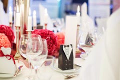 Элегантная таблица установила для wedding или события в партии мягко красном цвете и pi Стоковое Изображение RF Элегантная таблица установила для wedding или события в партии мягко красном цвете и pi Стоковое Изображение RF