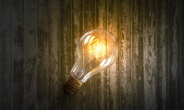 Электрическая лампочка на деревянной поверхности Мультимедиа Стоковые Фото Электрическая лампочка на деревянной поверхности Мультимедиа Стоковые Фото