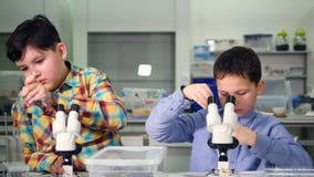 Элементарные мальчики времени делая науку экспериментируют в лаборатории школы сток-видео Элементарные мальчики времени делая науку экспериментируют в лаборатории школы сток-видео