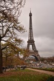 Эйфелева башня на день падения стоковые фотографии rf Эйфелева башня на день падения стоковые фотографии rf