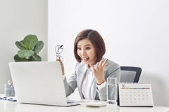 Эйфоричный и удивленный победитель онлайн наблюдающ ноутбук на офисе, красивой молодой женщине радостной и удивленной после откры стоковые изображения Эйфоричный и удивленный победитель онлайн наблюдающ ноутбук на офисе, красивой молодой женщине радостной и удивленной после откры стоковые изображения