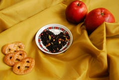 Экзотический китайский чай с бутонами гвоздики, кориандра, кусков яблок, апельсинов, розового перца стоковое изображение rf Экзотический китайский чай с бутонами гвоздики, кориандра, кусков яблок, апельсинов, розового перца стоковое изображение rf