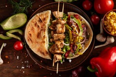 Экзотическое все еще slife с пита, свежими овощами и kebab над деревянной предпосылкой, селективным фокусом стоковое фото Экзотическое все еще slife с пита, свежими овощами и kebab над деревянной предпосылкой, селективным фокусом стоковое фото