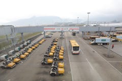 Экипажи багажа взлётно-посадочная дорожка, пустые подготавливают к нагруженный Стоковая Фотография RF Экипажи багажа взлётно-посадочная дорожка, пустые подготавливают к нагруженный Стоковая Фотография RF