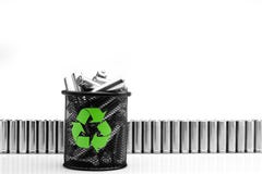 Экологичность рециркулируя батарею концепции, энергии природы, используемой или новой дальше Стоковое Изображение Экологичность рециркулируя батарею концепции, энергии природы, используемой или новой дальше Стоковое Изображение